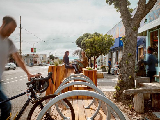 San Francisco sostituisce il parcheggio della via con il tramonto Parklet