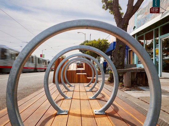 San Francisco sostituisce il parcheggio della via con il tramonto Parklet