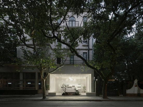 B.L.U.E. Studio di architettura progetta questo minimale caffè con facciata in vetro a Shanghai