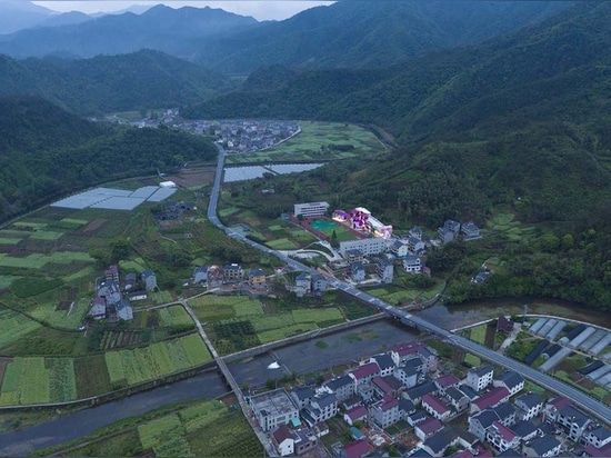 Questo colorato cottage-come la scuola elementare si comporta come un villaggio di montagna in miniatura a Hangzhou