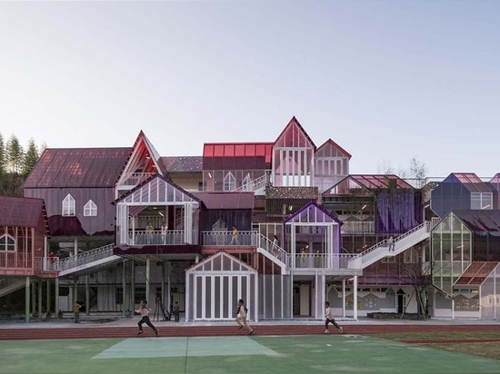 Questo colorato cottage-come la scuola elementare si comporta come un villaggio di montagna in miniatura a Hangzhou