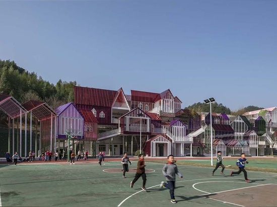 Questo colorato cottage-come la scuola elementare si comporta come un villaggio di montagna in miniatura a Hangzhou