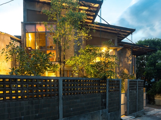 Chinthaka Wickramage Associates ha costruito una casa a pagoda con facciata sporgente in Sri Lanka