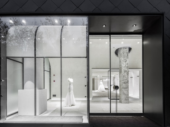 Atelier Tao+C combina interni luminosi con vetrine con cornice nera per il Flagship Store in Cina