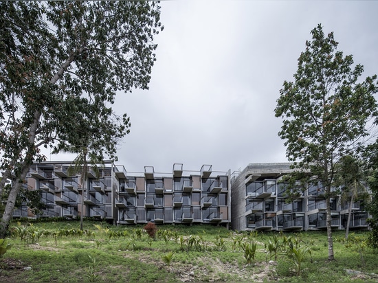 Patchara+ Ornnicha Architecture Designs Hotel Con Balconi Super Allungati Su Una Serena Collina Serena