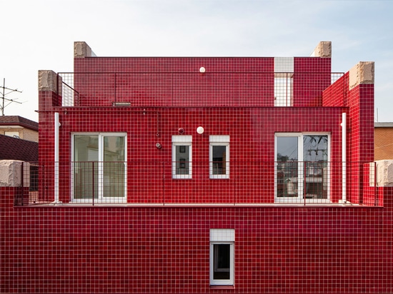 Gli architetti di Aoa utilizzano piastrelle di marmo rosso per rivestire questo appartamento nel quartiere sudcoreano