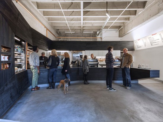 Questo caffè a San Francisco ha un interiore coperto in legno bruciacchiato