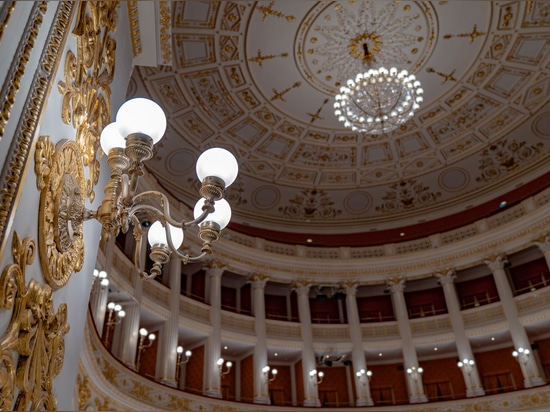 Teatro Galli grande lampadario artistico e appliques in vetro di murano fatto a mano