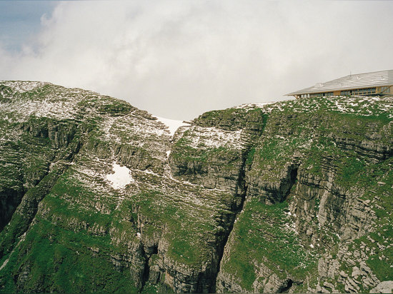 Chäserrugg è il easternmost dei sette picchi che contengono il massiccio di Churfirsten della Svizzera leggono più al http://www.wallpaper.com/architecture/on-the-summit-herzog-de-meuron-complete-m...