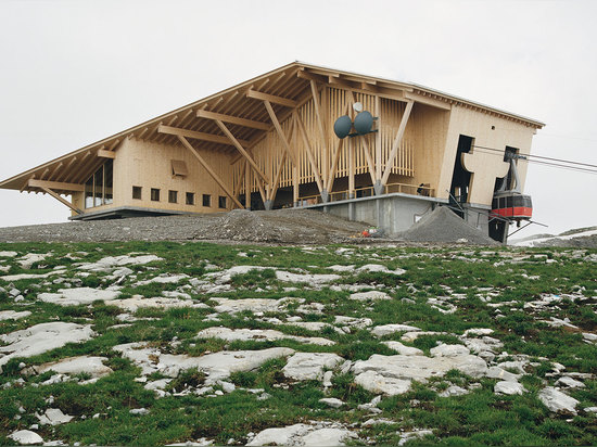 La facciata di legno della configurazione è stata scelta per “sviluppa una lingua e la materialità che è adatta alla regione di Toggenburg„ ha letto più al http://www.wallpaper.com/architecture/on-...