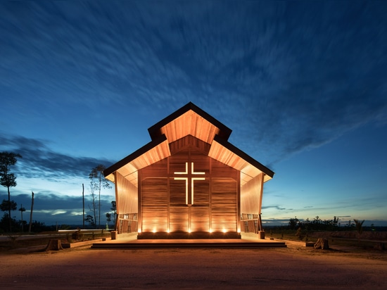 Chiesa di Oikumene in Indonesia interamente in legno