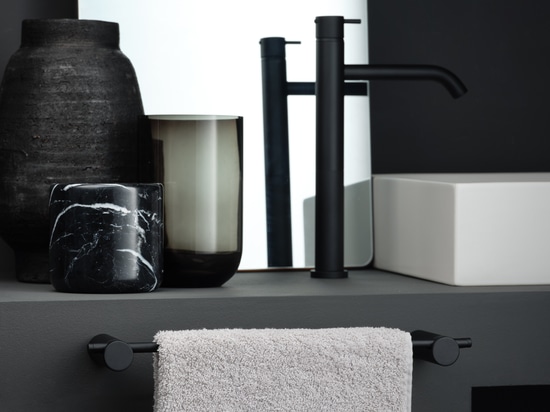 Eclettismo, dinamicità e totale libertà compositiva: Ritmonio presenta ELEMENTA, la nuova serie di accessori che consente di creare ambienti bagno unici e fortemente personalizzati.