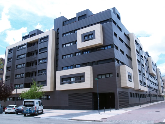 Facciata ventilata in ceramica in un complesso residenziale "Camino de la Plata"