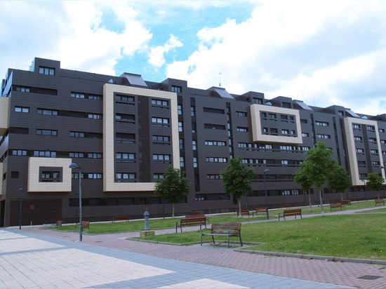 Facciata ventilata in ceramica in un complesso residenziale "Camino de la Plata"