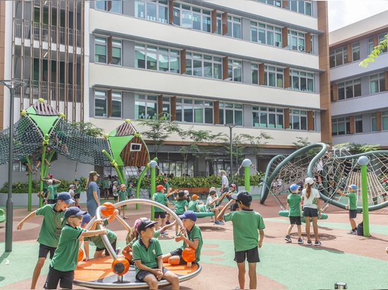 Nuovi campi da gioco della scuola a Singapore