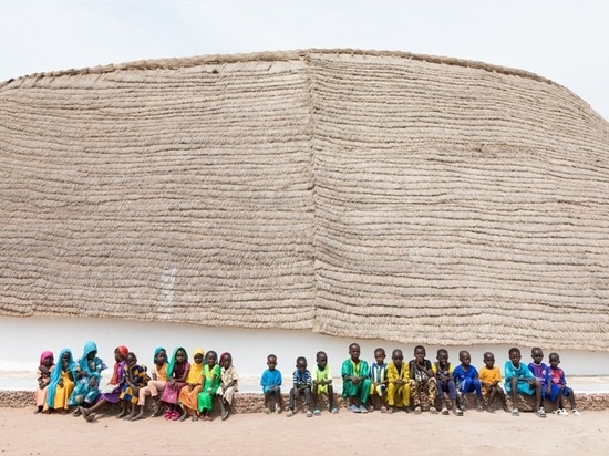 Toshiko Mori completa la scuola di fass di forma ovale e la residenza degli insegnanti nel remoto Senegal