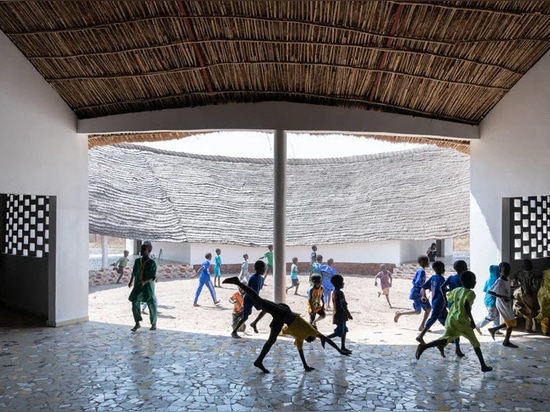 Toshiko Mori completa la scuola di fass di forma ovale e la residenza degli insegnanti nel remoto Senegal