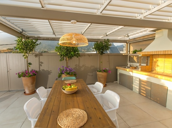 Sognante terrazza sul tetto con pergola bioclimatica Cospilouvre