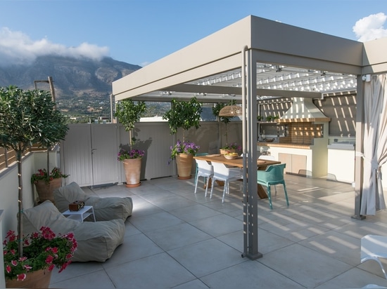 Sognante terrazza sul tetto con pergola bioclimatica Cospilouvre