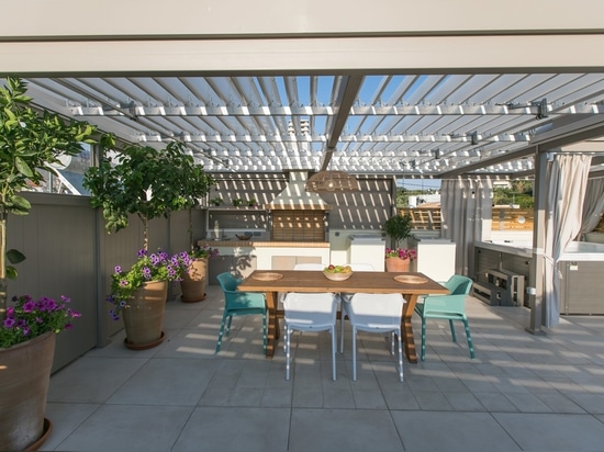 Sognante terrazza sul tetto con pergola bioclimatica Cospilouvre