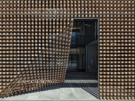 Tsukagoshi Miyashita Sekkei sistema i blocchi di legno nella facciata "tenda di legno" a Tokyo