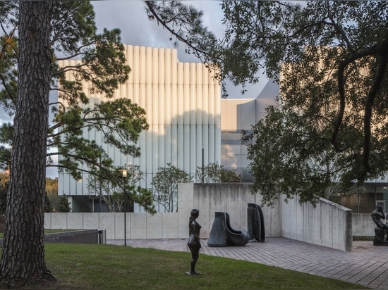 Nancy and Rich Kinder Museum / Steven Holl Architects