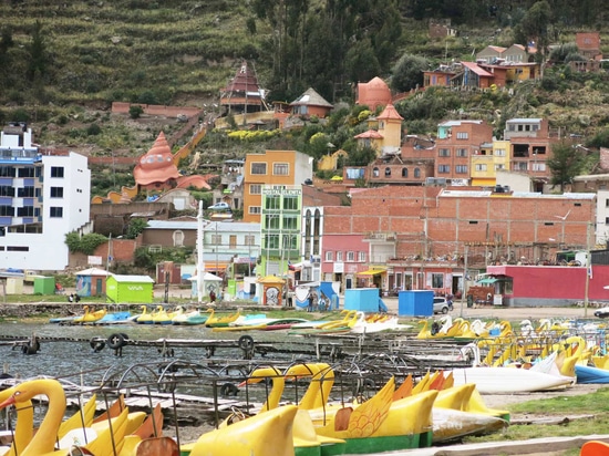 Con i ripari a forma di come i tortoises, teepees e lumache, tra altre forme naturali, i Olas di Las è macchiato facilmente giù dalla baia. Legga più: Il bello hotel dell'adobe in Bolivia appartien...