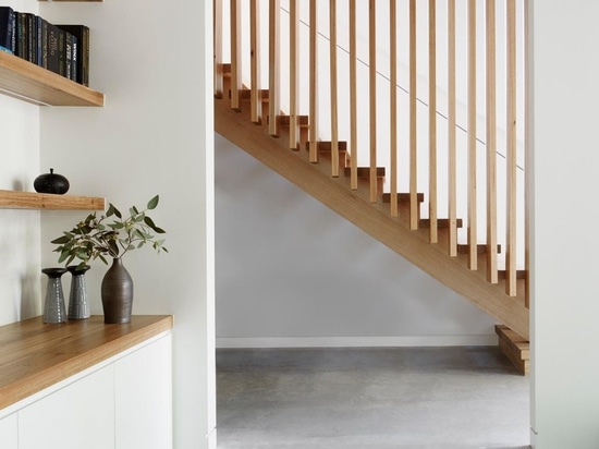 Un esterno di legno di Blackbutt nasconde l'interno bianco brillante di questa casa