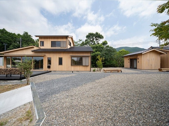 KURU + coil kazuteru matumura architects completano un ostello rivestito di cedro in Giappone rurale