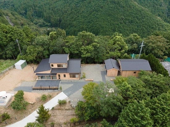 KURU + coil kazuteru matumura architects completano un ostello rivestito di cedro in Giappone rurale