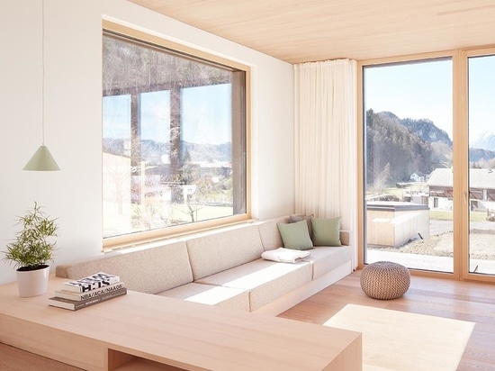 Il legno chiaro utilizzato in tutto l'interno di questa casa duplex lo mantiene luminoso e moderno