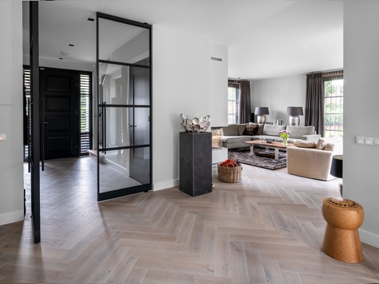 Pavimento a spina di pesce in rovere di Dennebos Flooring nel colore G.09