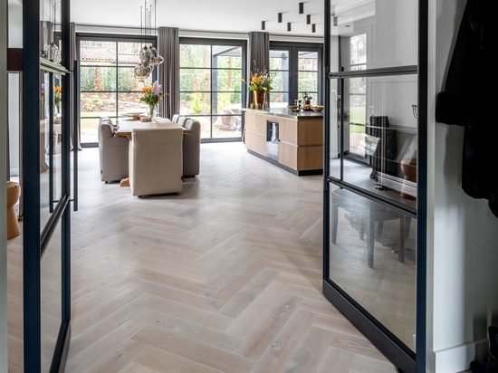 Pavimento a spina di pesce in rovere di Dennebos Flooring nel colore G.09