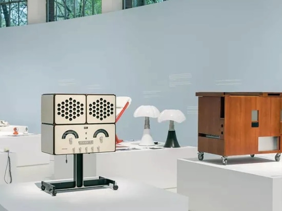 radiofonografo rr226 fo-st white esposto alla Triennale di Milano