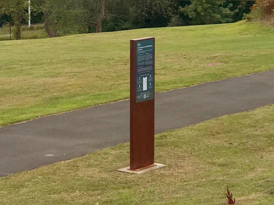 Totem segnaletici in un parco pubblico a Newcastle