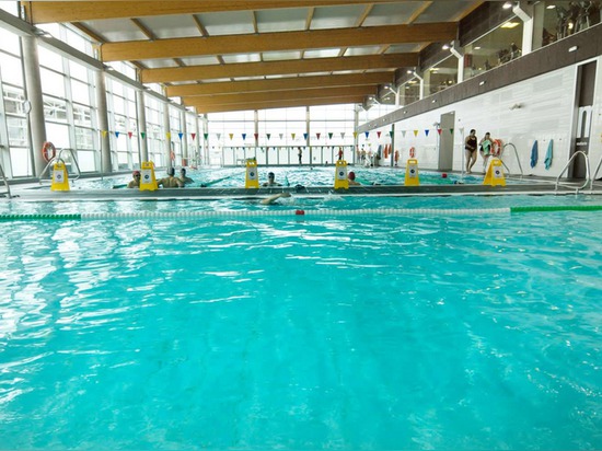 Complesso e piscina di sport