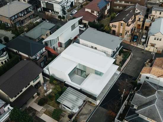 La 'ho-house' di Kubota Architect Atelier in Giappone combina cemento bianco e vetro smerigliato