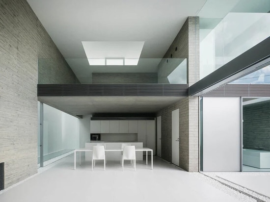 La 'ho-house' di Kubota Architect Atelier in Giappone combina cemento bianco e vetro smerigliato