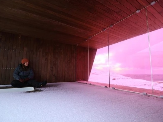 Un punto panoramico rivestito in legno progettato da Biotope apre nel paesaggio artico della Norvegia