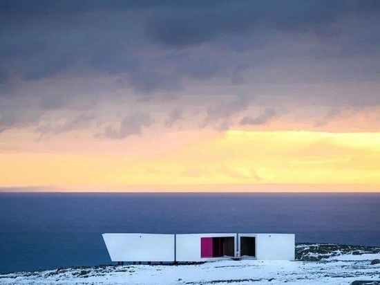 Un punto panoramico rivestito in legno progettato da Biotope apre nel paesaggio artico della Norvegia