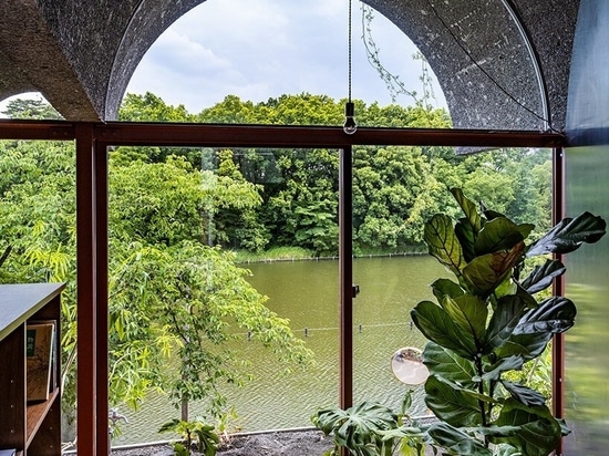 La casa 'Tsuruoka' di Kiyoaki Takeda a Tokyo si fonde con la natura per accogliere uomini e animali selvatici