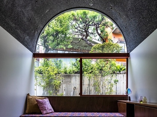 La casa 'Tsuruoka' di Kiyoaki Takeda a Tokyo si fonde con la natura per accogliere uomini e animali selvatici