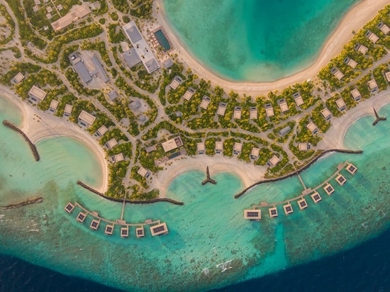 Studio MK27 svela il suo ventilato villaggio di "isole nell'isola" alle Maldive