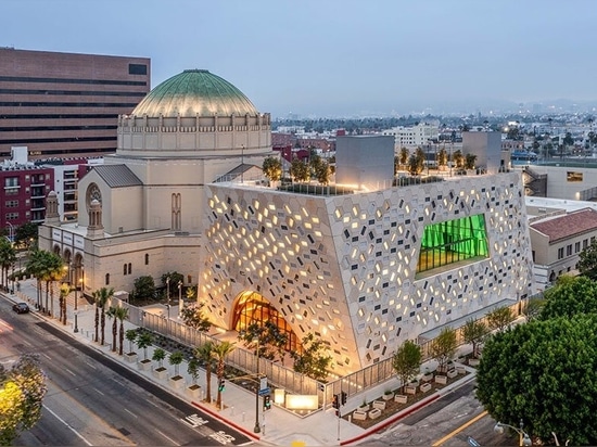 OMA completa il suo tempio ebraico a Los Angeles, presentando un monolite iconico e radioso