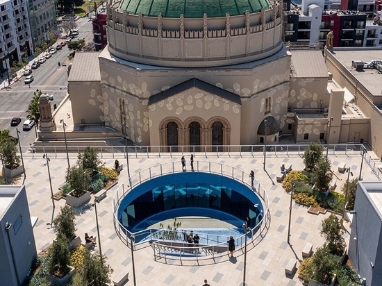 OMA completa il suo tempio ebraico a Los Angeles, presentando un monolite iconico e radioso