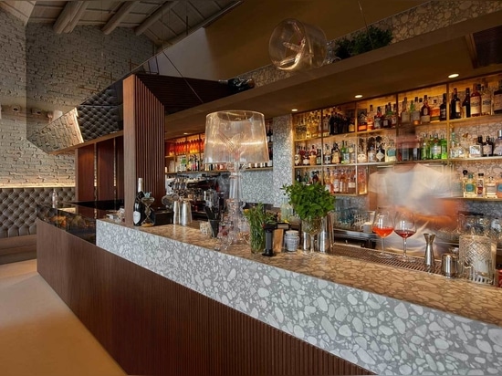 Lounge Bar Frigomeccanica: arredi dal design industriale tra materia e luce