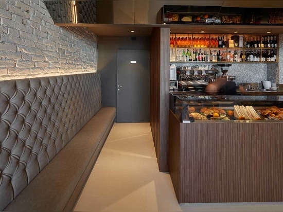 Lounge Bar Frigomeccanica: arredi dal design industriale tra materia e luce