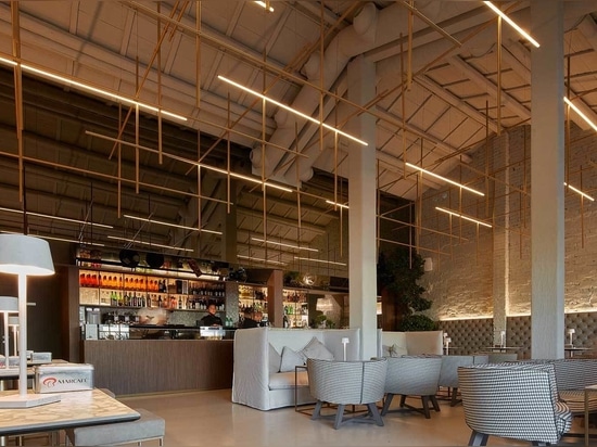 Lounge Bar Frigomeccanica: arredi dal design industriale tra materia e luce