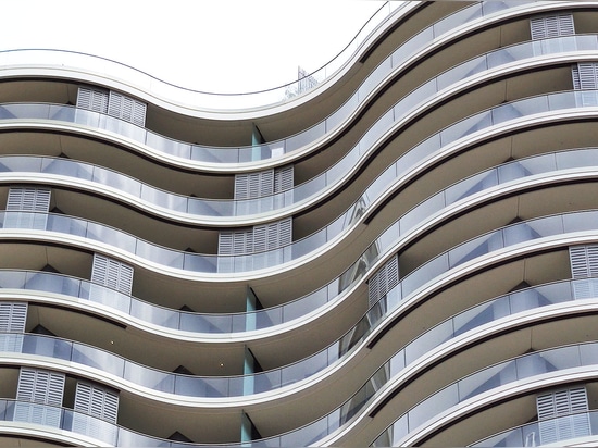 I PARAPETTI CURVI IN VETRO DI SABCO PER LA TORRE "LES GIROFLÉES" A MONACO