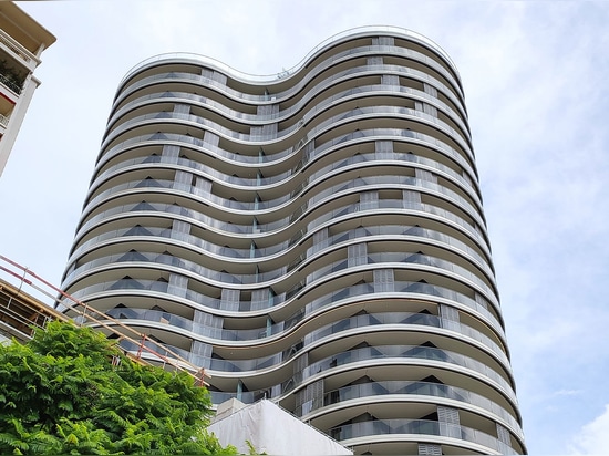 I PARAPETTI CURVI IN VETRO DI SABCO PER LA TORRE "LES GIROFLÉES" A MONACO